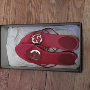 Used Gucci strawberry color sandles size 38